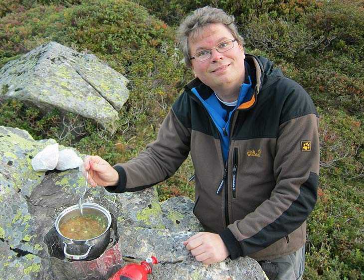 Link zu einem größeren Bild von mir beim Kochen einer Suppe. Ich beim Kochen in der freien Natur.