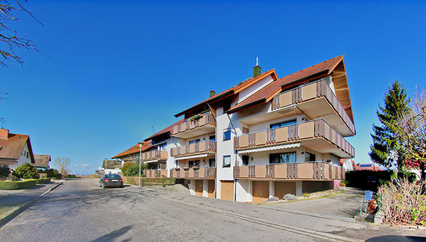 Das Bild zeigt eine weitere Außenansicht des Mehrfamilienhauses in der ruhigen Stichstraße ohne Durchgangsverkehr