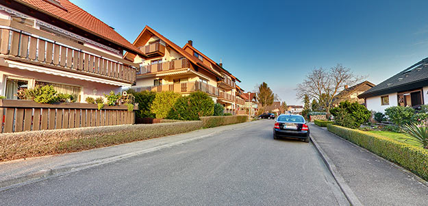 Link zu einem größeren Bild der Straßenansicht zur Breisacher ETW Bild der Straßenansicht des Mehrfamilienhauses in Breisach mit der Eigentumswohung
